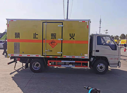 金牛爆破器材运输车工人安全操作规范与智能技术保障